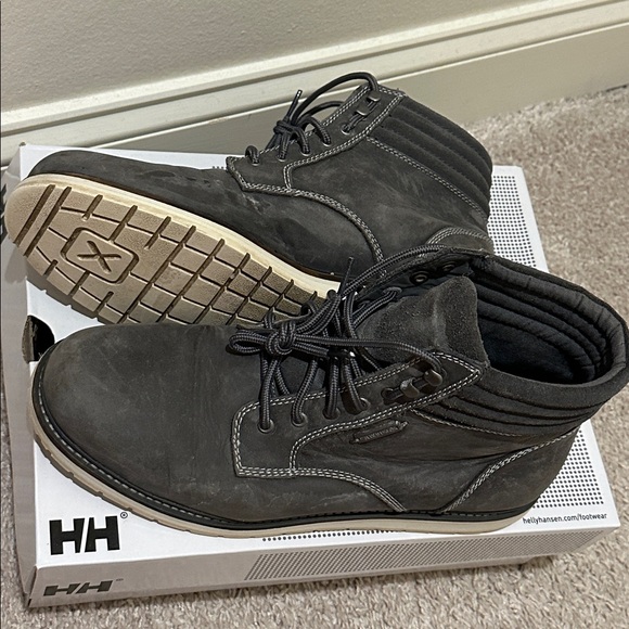 Helly Hansen Gray Suede-like Boots - Picture 2 of 6